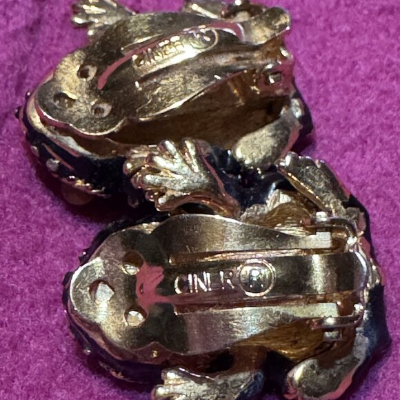 Vintage Ciner Frog Clip-On Earrings Gold-Tone & Black With 1 Inch Unique Retro D - Picture 2 of 3